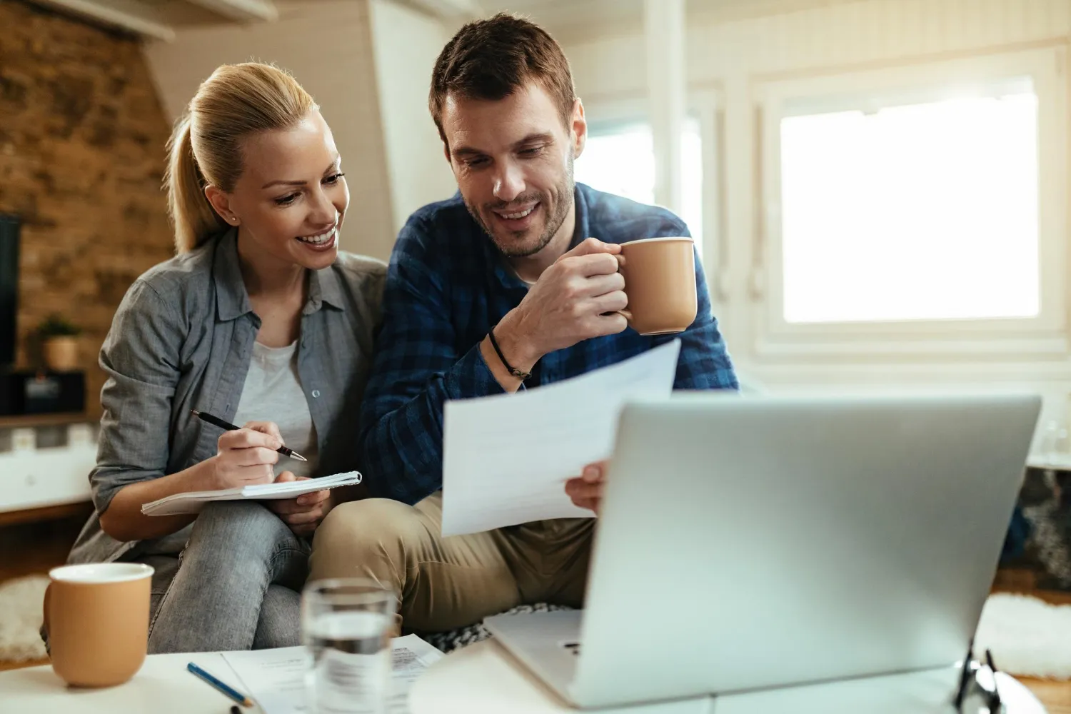 Persone che pianificano insieme i loro progetti finanziari