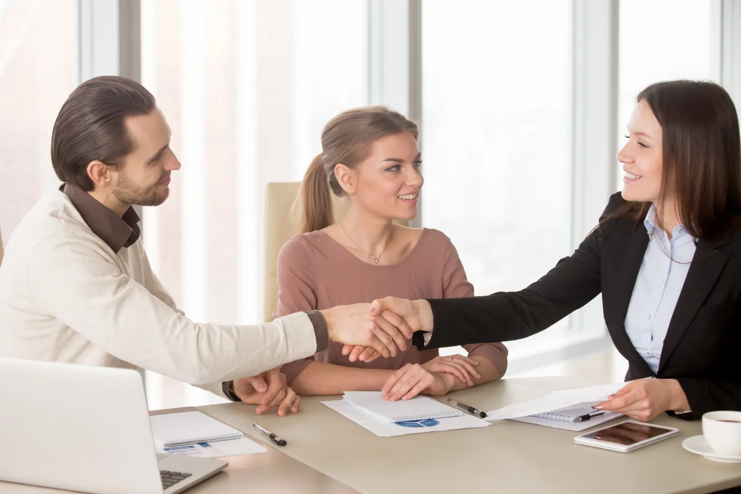 Consulente Quinto Azzurra che stringe la mano a un cliente